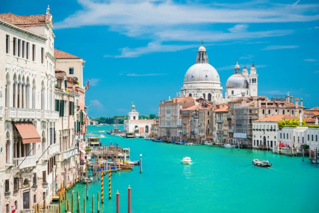 venice_canal_gondolas_and_old_buildings